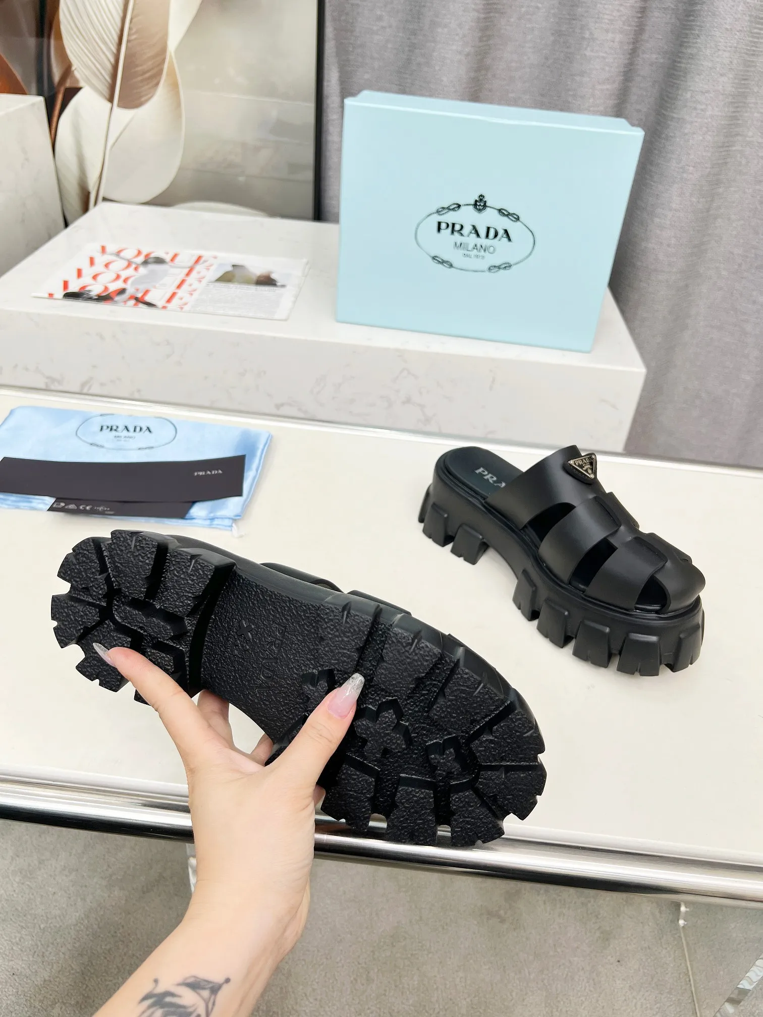 👟👟Ex-factory price 460👟👟 prada Roman shoes will definitely make you fall in love with them! The latest spring and summer sawtooth Roman braided thick-soled sandals E64, retro, fashionable and avant-garde gear teeth, 55mm thick-soled soles and uppers, making the whole pair of shoes light and comfortable. Bright colors, a variety of choices to satisfy fashionable people of different styles! The iconic metal triangle logo is paired with the shape of ancient beach sandals. Every design element is fashionable! Color: black and white Size: 35-41
